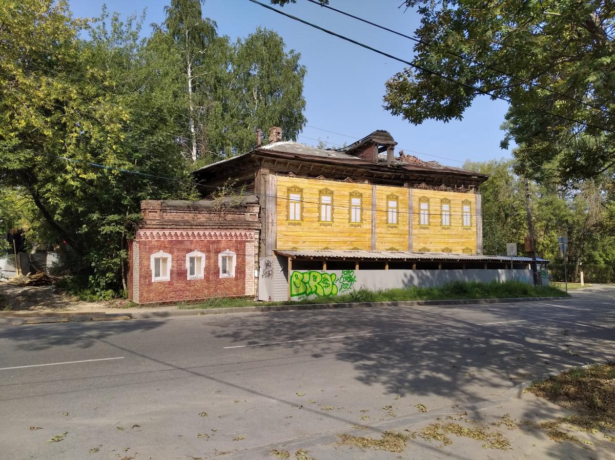 Фальшафасад из баннерной сетки на здании из ветхого фонда Фальшафасад из баннерной сетки на здании из ветхого фонда