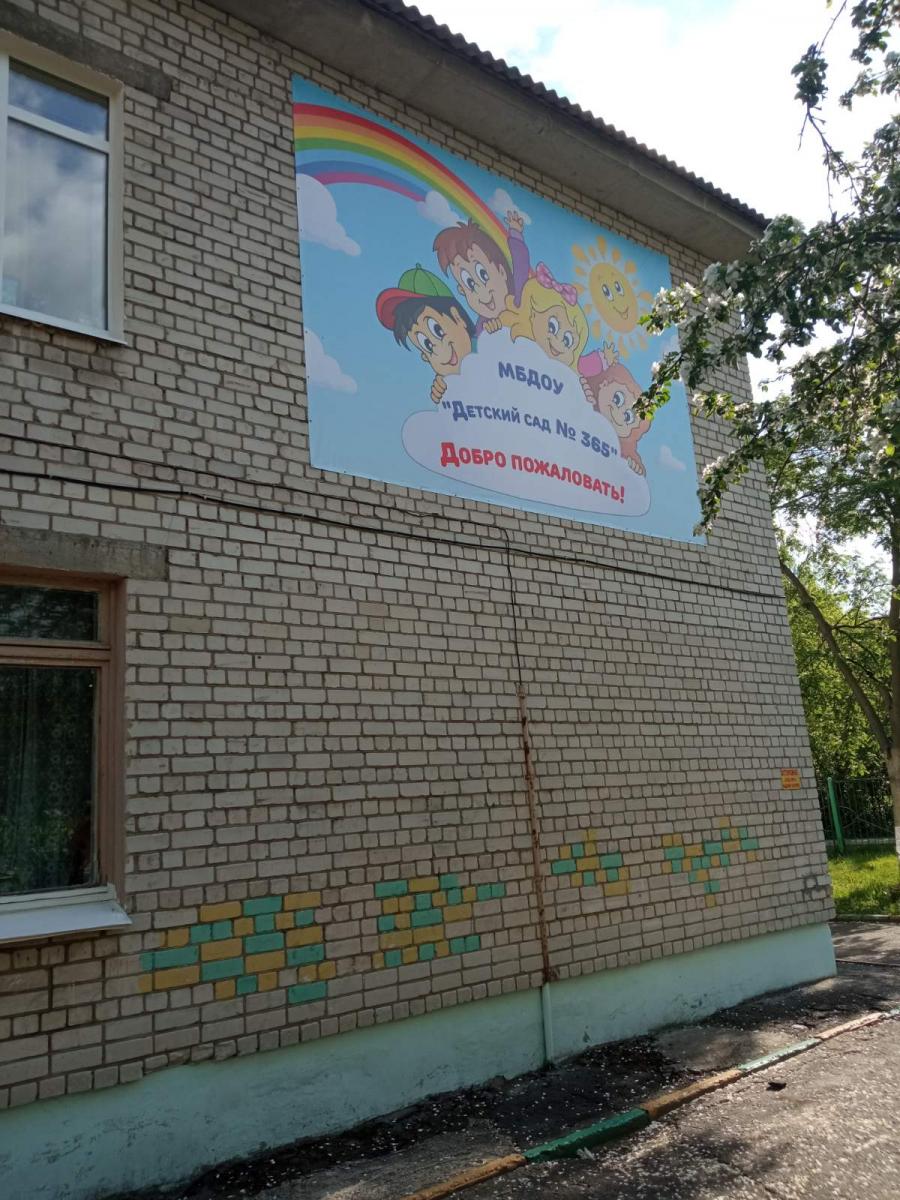 Монтаж баннера на кирпичной стене Монтаж баннера на кирпичной стене